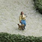 OSBFTT185 TT1:120 Scale Lady Walking Dog (painted)