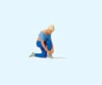 Preiser 28167 Woman Tying Her Shoes