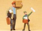 Preiser 45063 - G Scale Porter with Luggagenewspaper Seller
