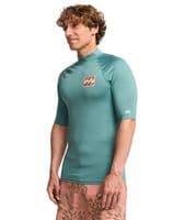 BILLABONG MENS RASH GUARD VEST.GREEN RE ISSUE BACKPRINT UPF50+ SURFER TOP S26