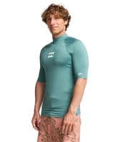 BILLABONG MENS RASH GUARD VEST.WAVES ALL DAY SHORT SLEEVED UPF50+ SURFER TOP S26