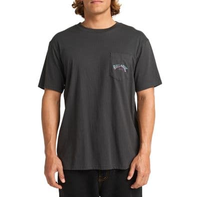 BILLABONG MENS T SHIRT.STACKED ARCH POCKET PREMIUM BLACK SHORT SLEEVED TOP W25