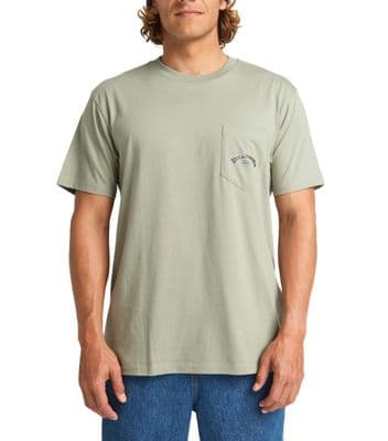 BILLABONG MENS T SHIRT.STACKED ARCH POCKET PREMIUM GREEN SHORT SLEEVED TOP W25