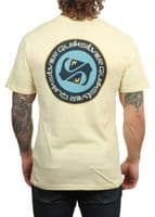 QUIKSILVER MEN T SHIRT.NEW DUALITY BACKPRINT YELLOW COTTON SHORT SLEEVED TOP S26