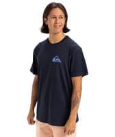 QUIKSILVER MENS T SHIRT.NEW WINDOW PANE BACKPRINT NAVY SHORT SLEEVED TOP S25