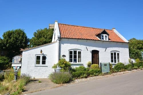 Happisburgh Cottage with dogs Norfolk