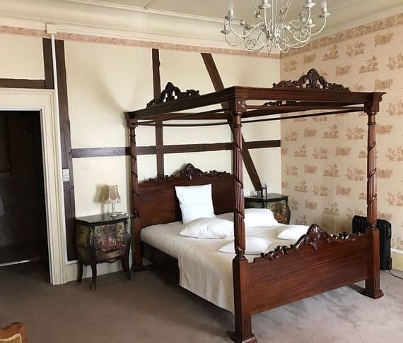 Four Poster Bed in Mahogany