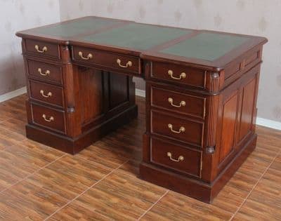 Pedestal Desk in Mahogany (Medium)