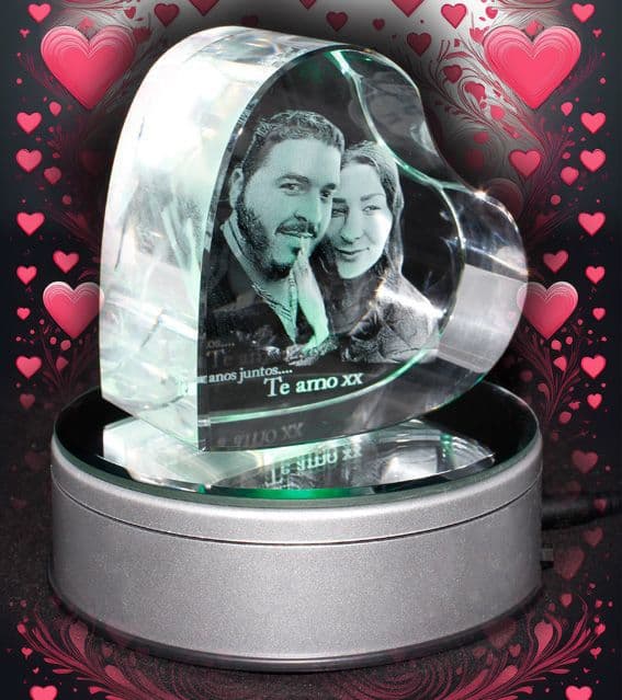 Crystal wedding anniversary gift ideas: personalised 3D photo crystals to treasure