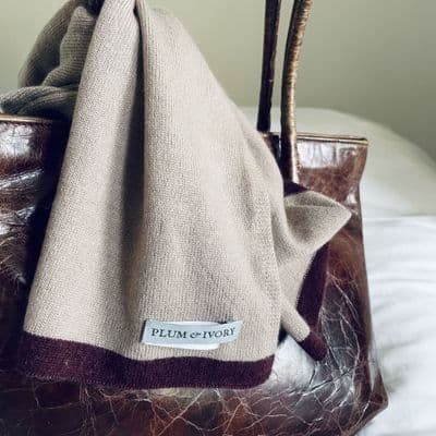 Unisex Cashmere Scarf With Contrasting Edge