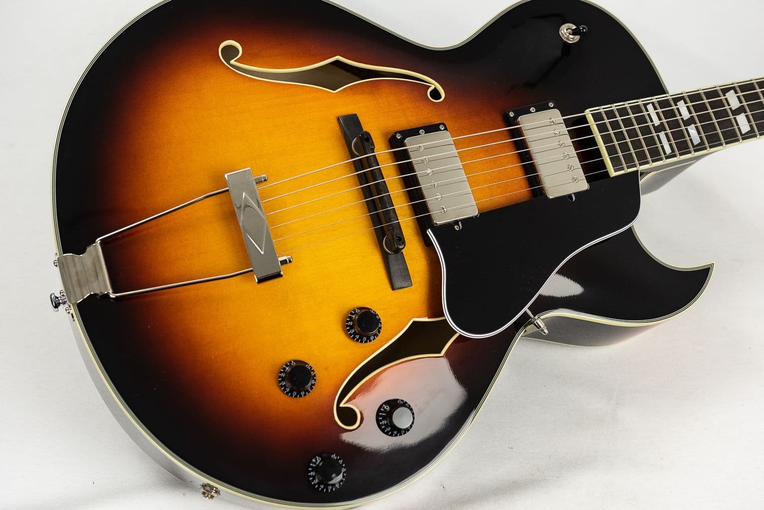 Eastman AR372CE Sunburst Guitar with Case