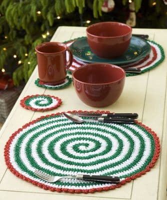 Red Heart HOLIDAY Pinwheel Place Setting and Garland Crochet Pattern FREE