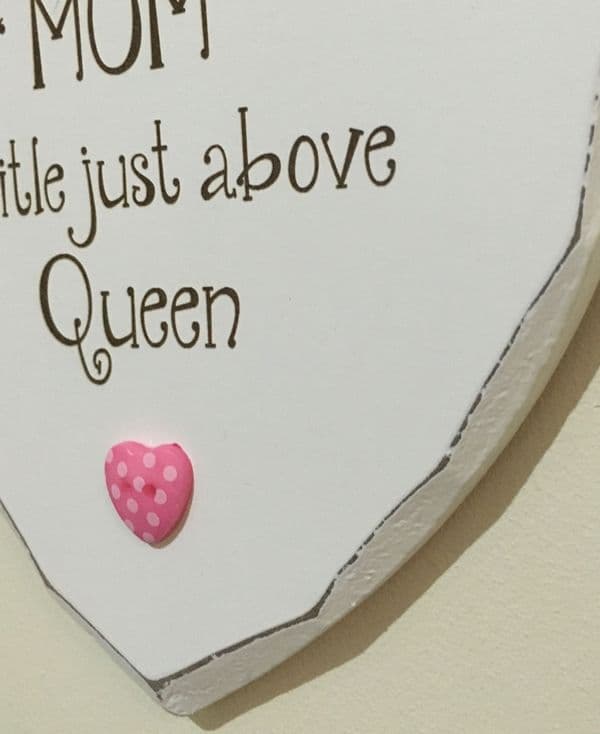 Mum title above Queen Hanging Heart