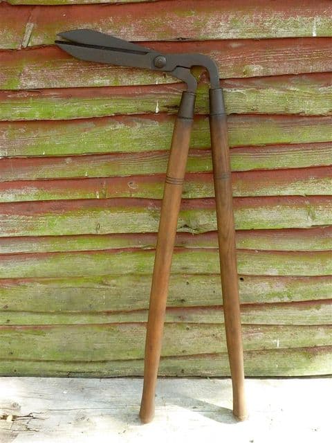 Vintage Gardening Tool Long Handled Garden Lawn Grass Edging Shears Cutters Trimmers