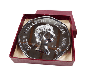 Vintage Motoring Boxed Car Grille Badge 50p Fifty Pence Coin 1977 Queens Silver Jubilee Automobilia