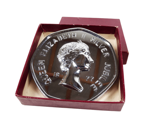 Vintage Motoring Boxed Car Grille Badge 50p Fifty Pence Coin 1977 Queens Silver Jubilee Automobilia