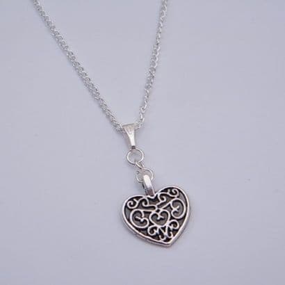 Detailed Heart Necklace - Charm Style