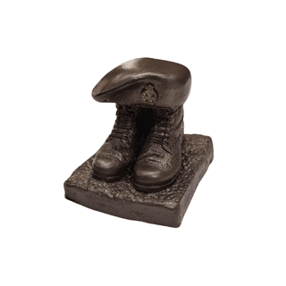 Boots & Beret (Statuette )