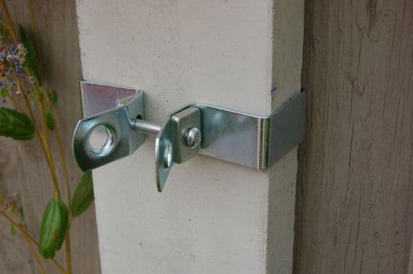 Wire Anchor Bracket for Concrete Fence Posts