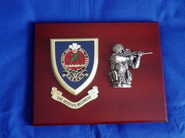 QUEEN'S REGIMENT MESS SHIELD & SOLIDER IN SHOOTING POSITION COMBAT PLAQUE