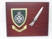 ROYAL GREEN JACKETS ( RGJ ) MESS SHIELD AND BAYONET COMBAT PLAQUE