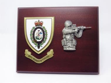 ROYAL REGIMENT OF FUSILIERS ( RRF ) MESS SHIELD & SHOOTING SOLDIER COMBAT PLAQUE