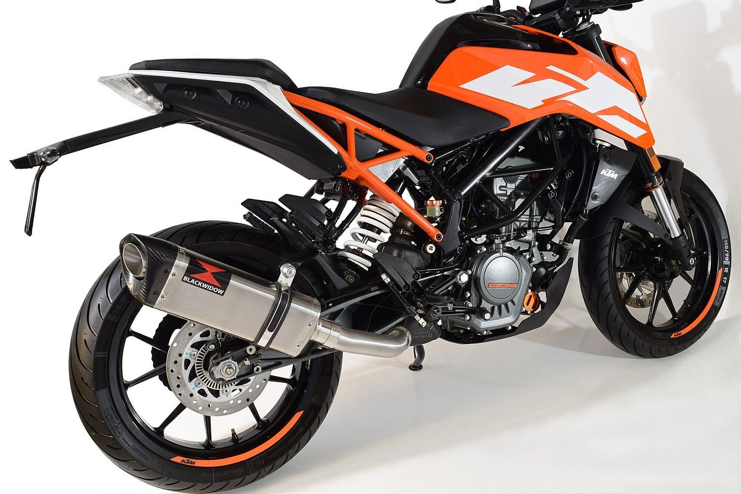 KTM Duke 250/390 RC390 AKRAPOVIC 2017/2018 モデル (アクラポヴィッチ) カーボン マフラー NEW AKRAPOVIC SLIP-ON-LINE RC 390 2022-2023 390 DUKE 2021 2023