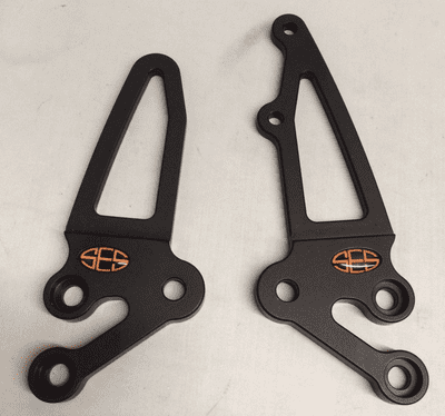 Adjustable Hanger Plate - Suzuki GSXR600/750 (96-05) & GSXR1000 (01-06)
