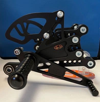 Adjustable Rearsets - Yamaha R6 (17-23).  RSY018.