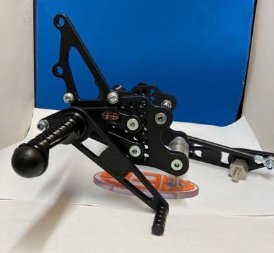Adjustable Rearsets - Yamaha R7 (21-23) Race Shift. RSY021-R-BK