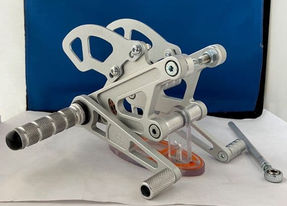 Fixed Rearset: Ducati Monster 600/750/900. RSD004 (SILVER)