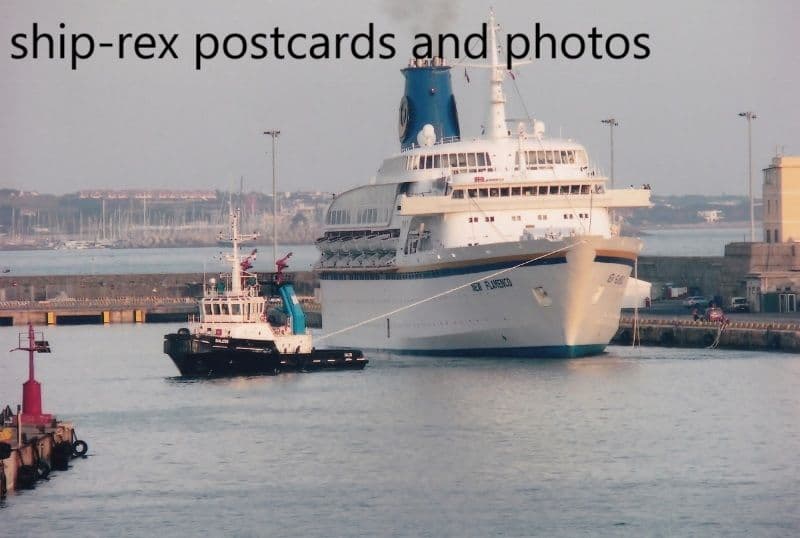 NEW FLAMENCO (cruise ship) & GIALESS (tug)