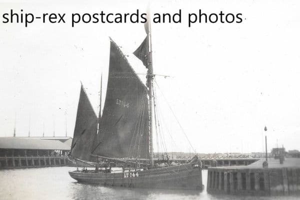 WAVE CREST (LT744, Lowestoft Fishing Boat)