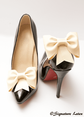 Latex Shoe bow's in White (E)