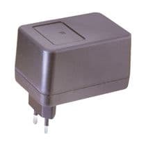 CM-35872 Caja de plástico negra con clavija incorporada.