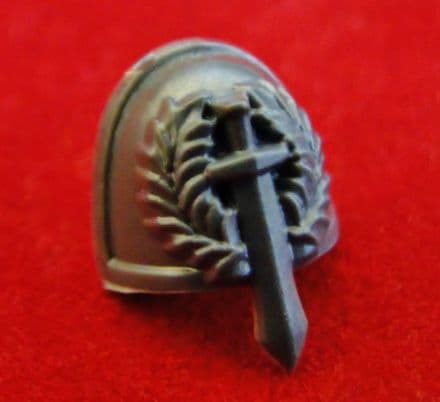 Dark Angel Veteran Shoulder Pad (sword wreath)