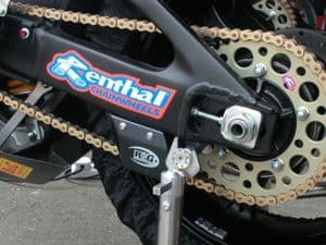 DAYTONA 600/650: R&G Toe Chain Guards - ABS Shark's Fin (Carbon & Black)