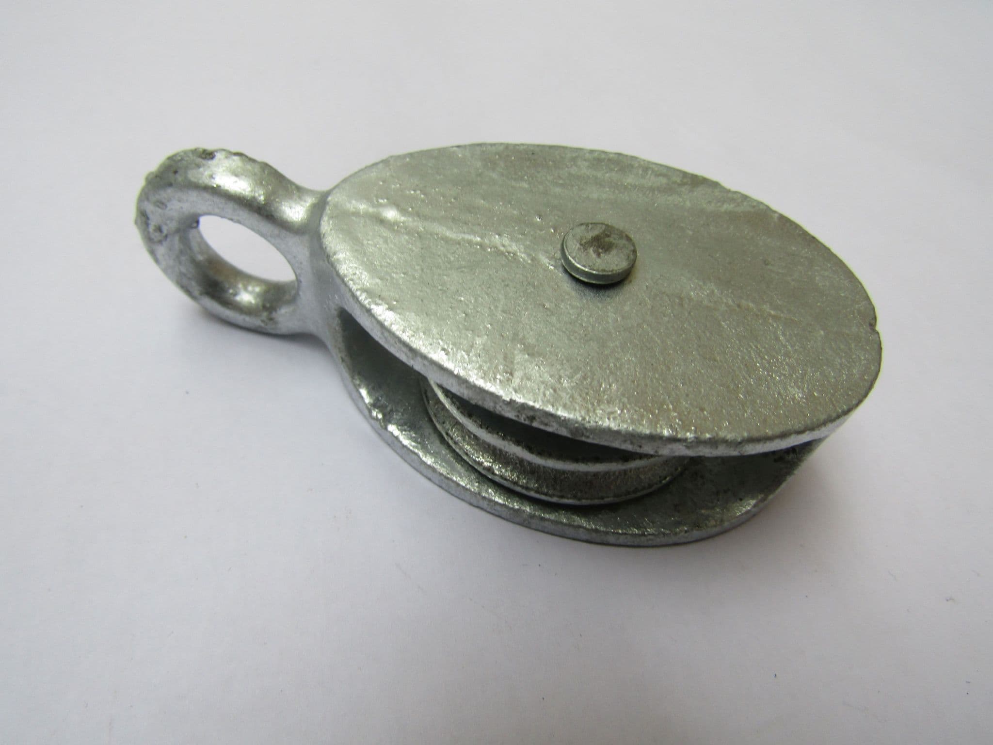 thumbnail interactive-video image 1 of Cast Iron Single Plate Pulley – Upright Wire Rope Pulley For Awning Or Washing Line 1 of 2