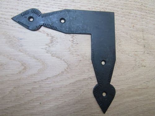 Flat Arrow Head L Plate Black Antique