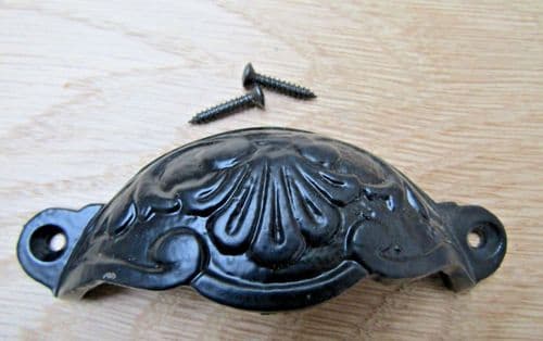 Floral Cup Pull Handle Black On Iron