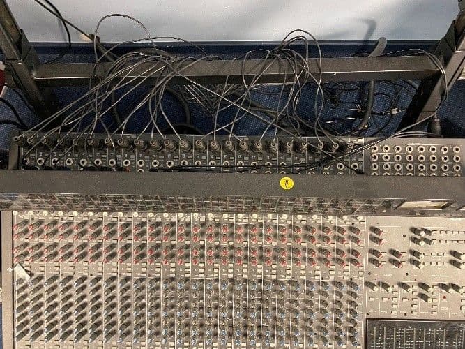 Mackie 24 8 Mixing Console