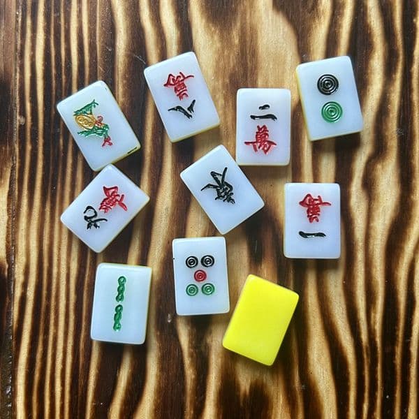 10 Mah Jong tiles