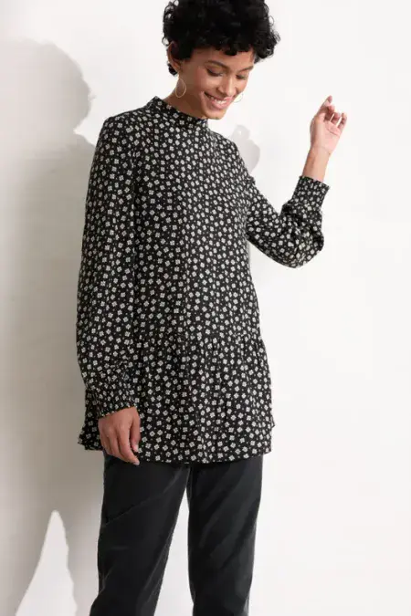 Cliff Cottage Top. Stitch Black