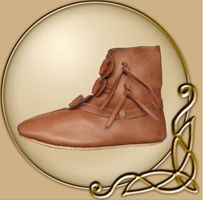 Turn-sewn buskins with toggle closure