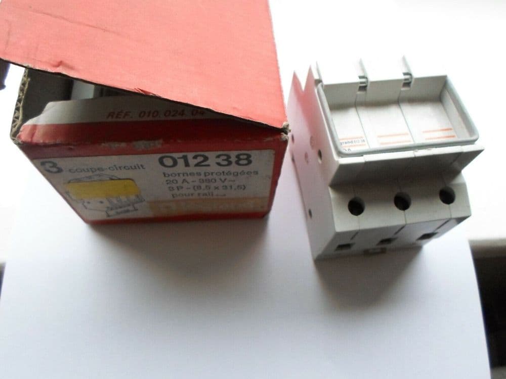 NEW LEGRAND 20 AMP 01238 TRIPLE POLE FUSE HOLDER