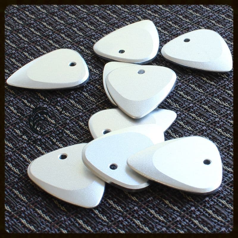 Médiator En Aluminium Anodisé Noir Fusion Tones - 30x26x2.5mm - Pour Guitare électrique, Son Brillant