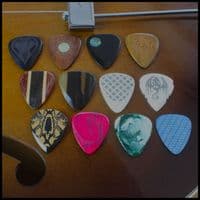 Merry Christmas Tin with 12 Guitar Picks for Electric Guitar