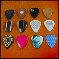 Merry Christmas Tin with 12 Guitar Picks for Electric Guitar
