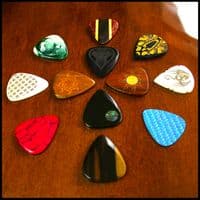 Merry Christmas Tin with 12 Guitar Picks for Electric Guitar