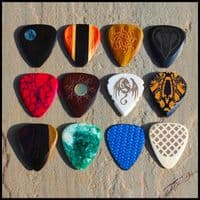 Merry Christmas Tin with 12 Guitar Picks for Electric Guitar